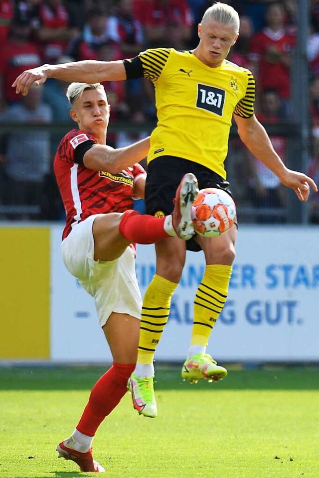 Nico Schlotterbeck im Zweikampf gegen Erling Haaland im August.  | Foto: THOMAS KIENZLE (AFP)