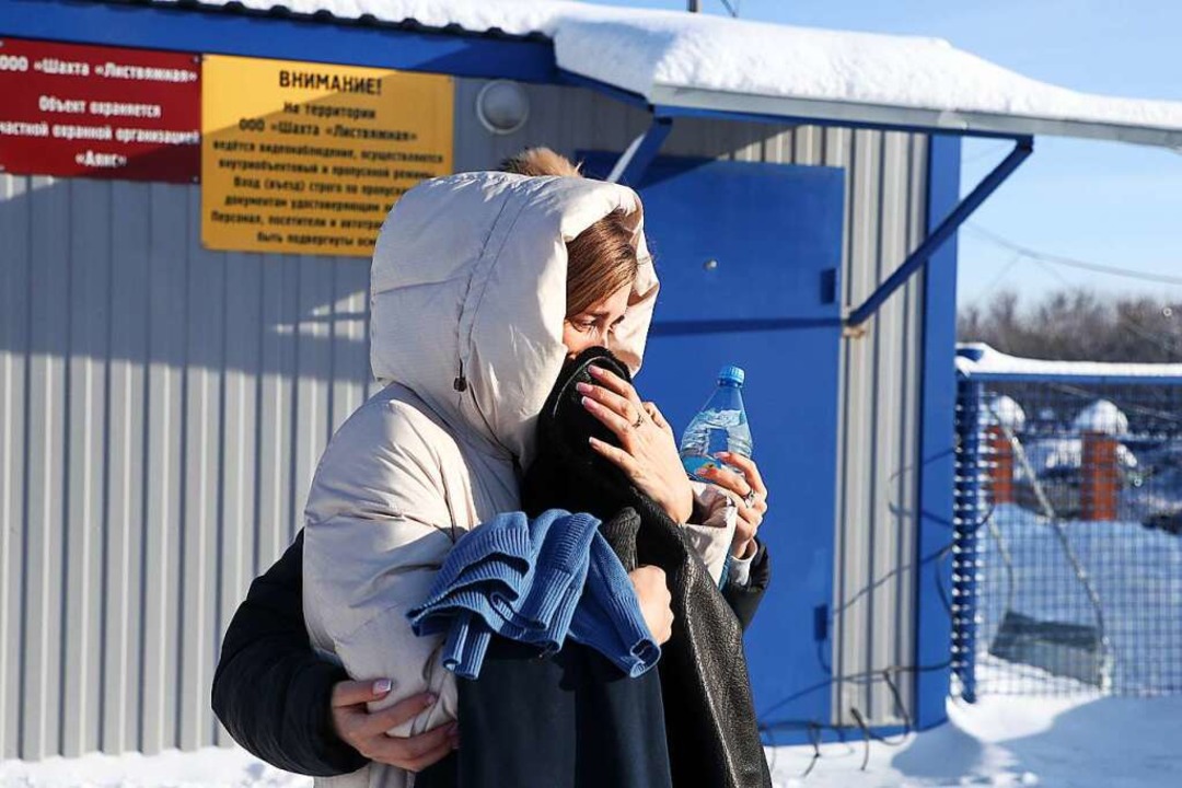 Angehörige der Opfer stehen am Kohlebe...r Stadt Belowo im Südwesten Sibiriens.  | Foto: Maxim Kiselev (dpa)