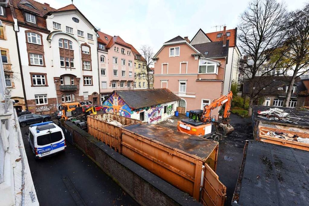 Die Polizei hat die Gartenstraße gesperrt und die Baustelle gesichert.  | Foto: Rita Eggstein