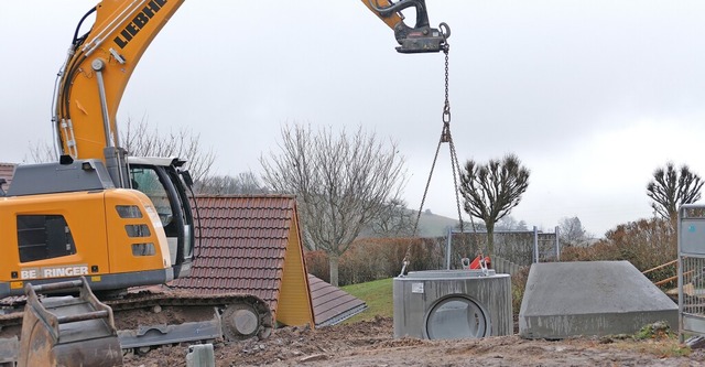 Derzeit wird der Kanal am Kindergarten...n am Erweiterungsbau begonnen werden.   | Foto: Stefan Limberger-Andris