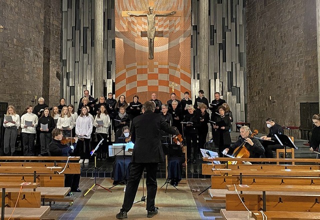 Begleitet von einem Streichensemble: Schler und Kammerchor (rechts)  | Foto: Maria Schlageter