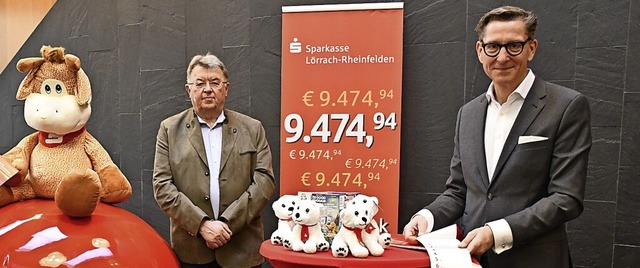 Rainer Liebenow (rechts) berreichte Eduard Krause die Spende.  | Foto: Barbara Ruda