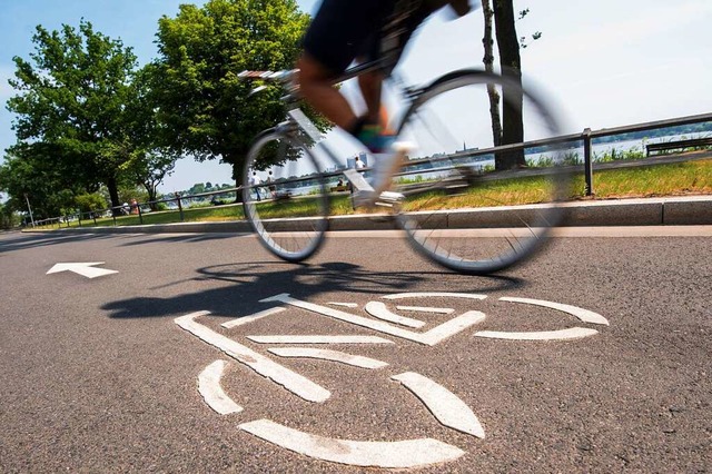 Der Radschnellweg soll im Kreis Lrrac...elle Verbindung schaffen (Symbolbild).  | Foto: Daniel Bockwoldt