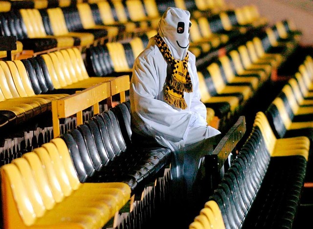 Leere Tribnen, nur ein als Geist verk...hte und dann ohne Fans gespielt wurde.  | Foto: Oliver Berg (dpa)