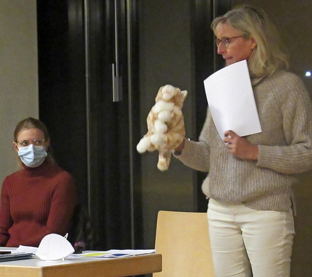 Dagmar Stumpe-Blasel mit Katze Kim aus der &#8222;Starke Kinder-Kiste&#8220;  | Foto: Helmut Seller