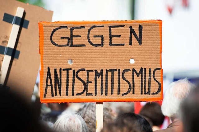 Ein Person hlt bei einer Kundgebung e... gegen Antisemitismus ein Plakat hoch.  | Foto: Christophe Gateau (dpa)
