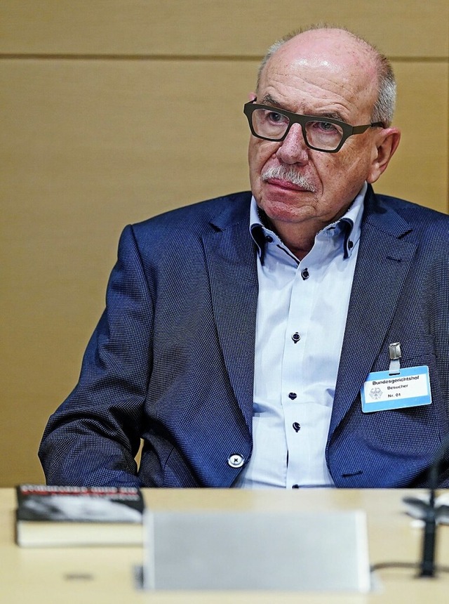 Heribert Schwan mit Corpus Delicti vor dem BGH  | Foto: Uwe Anspach (dpa)