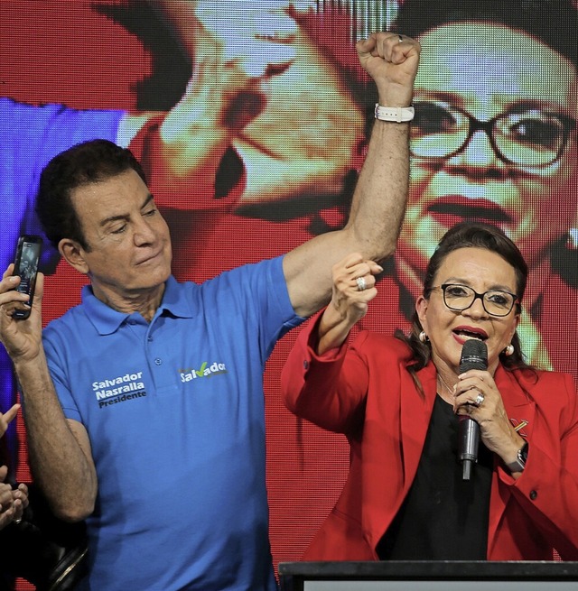 Xiomara Castro feiert mit Mitgliedern der Opposition  nach den Wahlen.  | Foto: Dlmer Membreo (dpa)