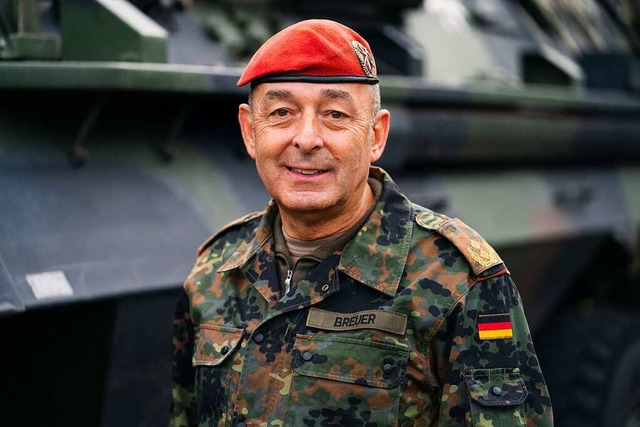 Generalmajor Carsten Breuer ist als Leiter des Corona-Krisenstabs im Gesprch.  | Foto: Nicolas Armer (dpa)