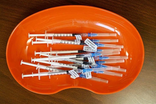 Aufgezogene Impfdosen mit dem Impfstoff von Pfizer/Biontech  | Foto: Robert Michael (dpa)