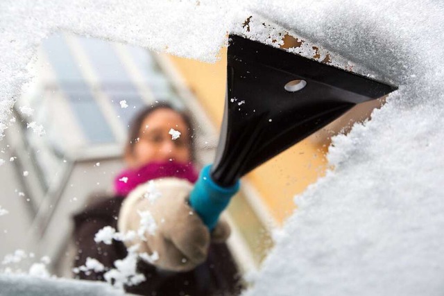 Die Scheiben mssen im Winter rundum freigerumt werden.  | Foto: Bodo Marks (dpa)