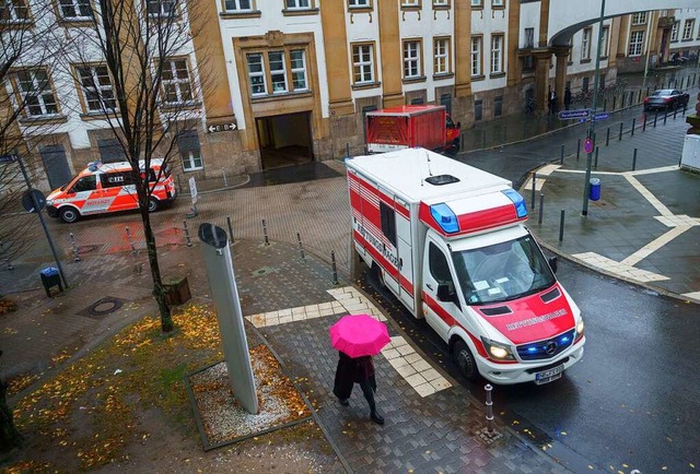 Ein Notarztwagen  und ein Rettungswage...ammen, die Sitzung wurde unterbrochen.  | Foto: Frank Rumpenhorst (dpa)