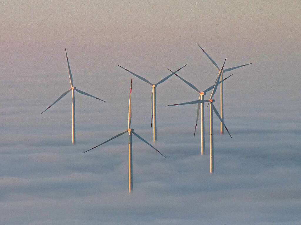 Vom Hnersedelturm aus sehen die Windrder des Windparks Schnrbuck bei Ettenheim aus wie Offshoreanlagen im Wolkenmeer, findet Uwe Lipp