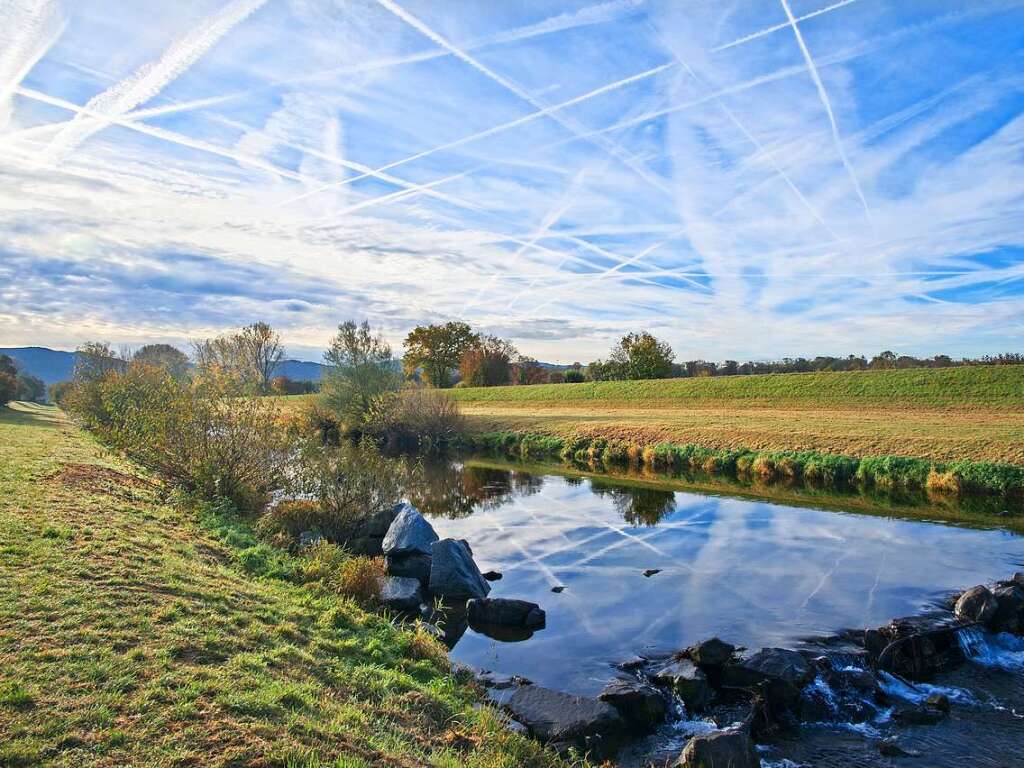 Geometrisch unterteilt wirkt der Himmel, der sich dann im Baggersee bei Kollmarsreute spiegelt, aufgenommen von Josef Zeinhofer.