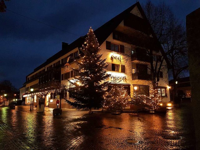 Die Fugngerzone in Kirchzarten mit d...its in vorweihnachtlichem Lichterglanz  | Foto: jumediaprint