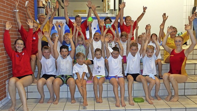 Eine Gruppe   des Schwimmkurses der DL...bende haben allen riesig Spa gemacht.  | Foto: Ralph Seifermann
