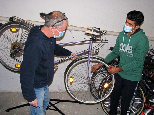 Maskenpflicht  in der Fahrradwerkstatt...h bei der Integration von Immigranten.  | Foto: Bianca Steiger