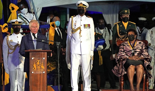 Prinz Charles  hlt in Vertretung der ...n von Barbados, Sandra Mason (rechts).  | Foto: Jonathan Brady