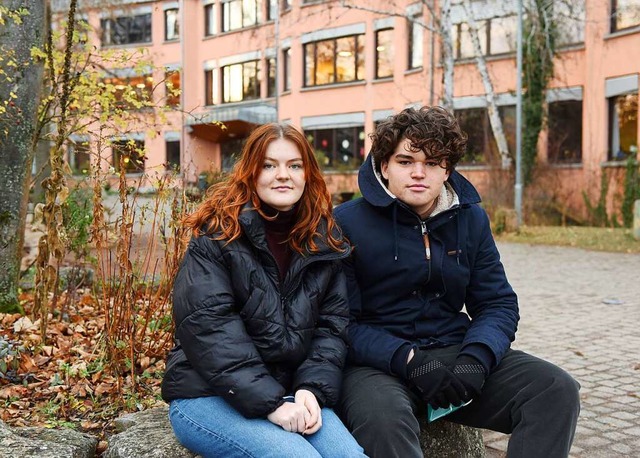 Mascha Creutzburg und Romeo Imberi vor ihrer Schule   | Foto: Rita Eggstein