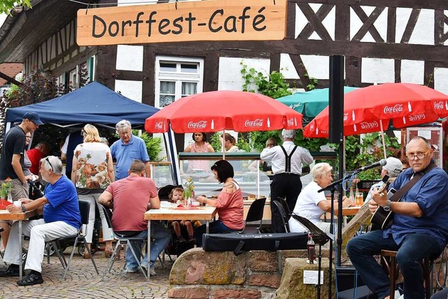 Geselliges Beisammensein beim Dorffest...022 wieder in Gundelfingen geben soll.  | Foto: Andrea Steinhart