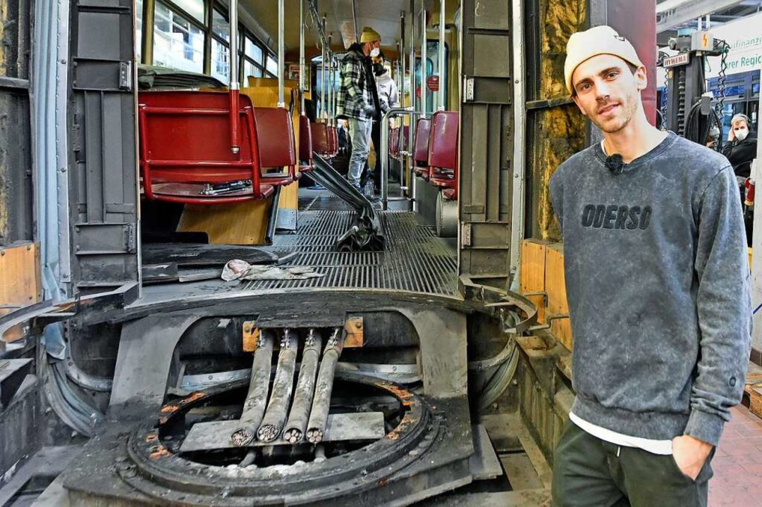 Fynn Kliemann mit der halb zerlegten Straßenbahn in der VAG-Werkstatt.  | Foto: Michael Bamberger