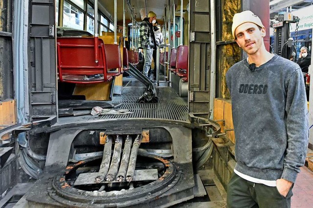 Fynn Kliemann mit der halb zerlegten Straenbahn in der VAG-Werkstatt.  | Foto: Michael Bamberger