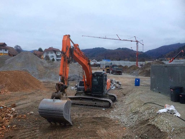 Bagger auf der Baustelle im Sanierungs...ztehaus wird auf dem Gebiet entstehen.  | Foto: Annemarie Rsch