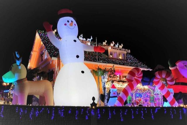 Vor dem Herbolzheimer Weihnachtshaus steht in diesem Jahr ein zehn Meter großer Schneemann