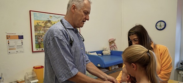 .Kinderarzt Jochen Sperling aus Wehr impft ein Kleinkind (Archivbild).   | Foto:  Verena Wehrle