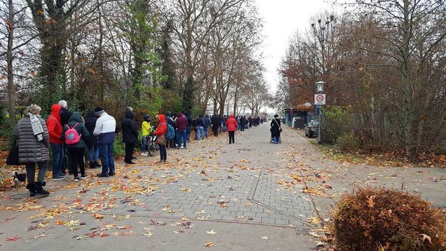 Lange Schlangen: In Bad Krozingen lie...enschen impfen, manche zum ersten Mal.  | Foto: Stefan Mertlik