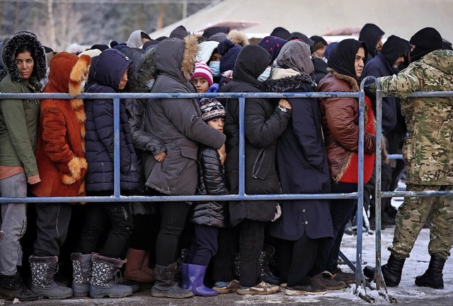 Dieses von der belarussischen Staatsag...e stehen, um warmes Essen zu bekommen.  | Foto: Oksana Manchuk (dpa)