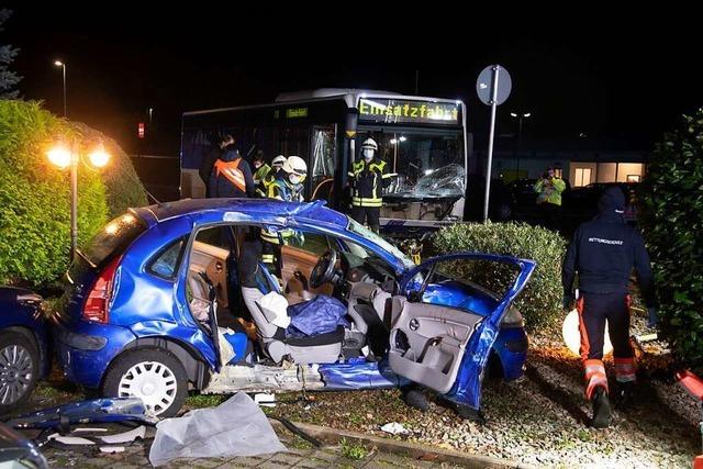 Bus und Kleinwagen kollidieren: schwerer Unfall in Müllheim
