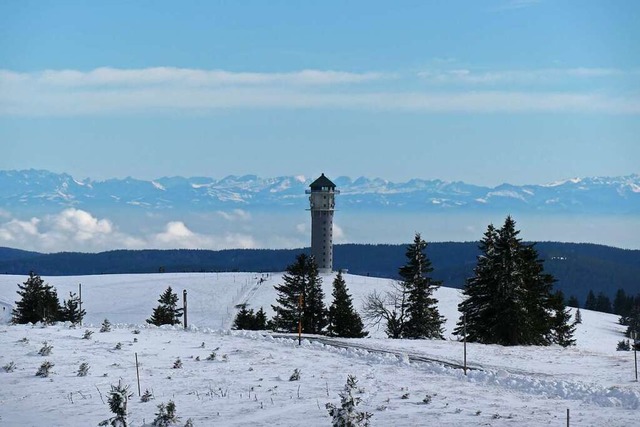 Der Feldbergturm vor Alpenkulisse.  | Foto: Simon Ehrler