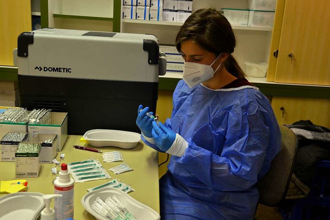 Eine Mitarbeiterin ist damit beschäftigt, die Injektionen vorzubereiten.  | Foto: Christiane Sahli