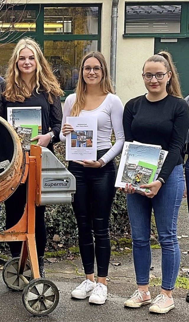 Lisa-Maria Luckmann, Fiona Kern und Ju... sich mit dem Thema Beton beschftigt.  | Foto: GHSE