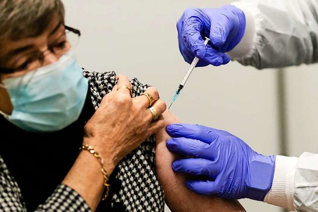 Besonders viele ltere bekommen nun ihre Booster-Impfungen.  | Foto: Frank Molter (dpa)