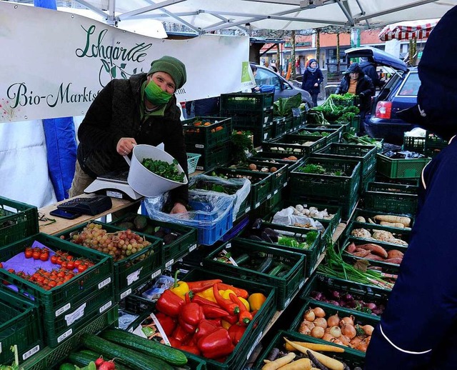 Beschicker stehen bei Wind und Wetter auf dem Wochenmarkt.  | Foto: Bettina Schaller