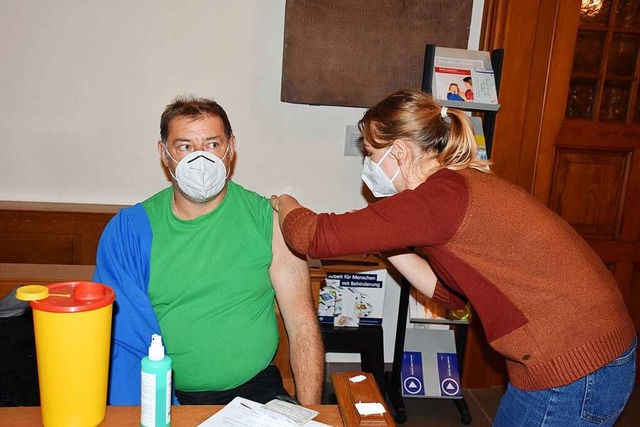 Medizinstudentin Luise Knig setzt die Spritze bei Paul Lffler.  | Foto: Thomas Biniossek