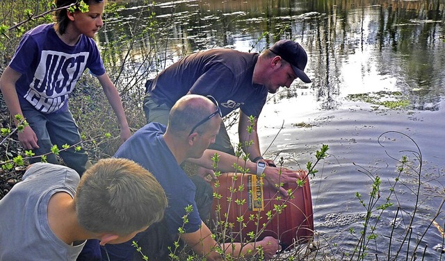 Jungfische wurden jetzt in  Zusammenar...lsportvereinen in Gewsser eingesetzt.  | Foto: Paul Munzinger