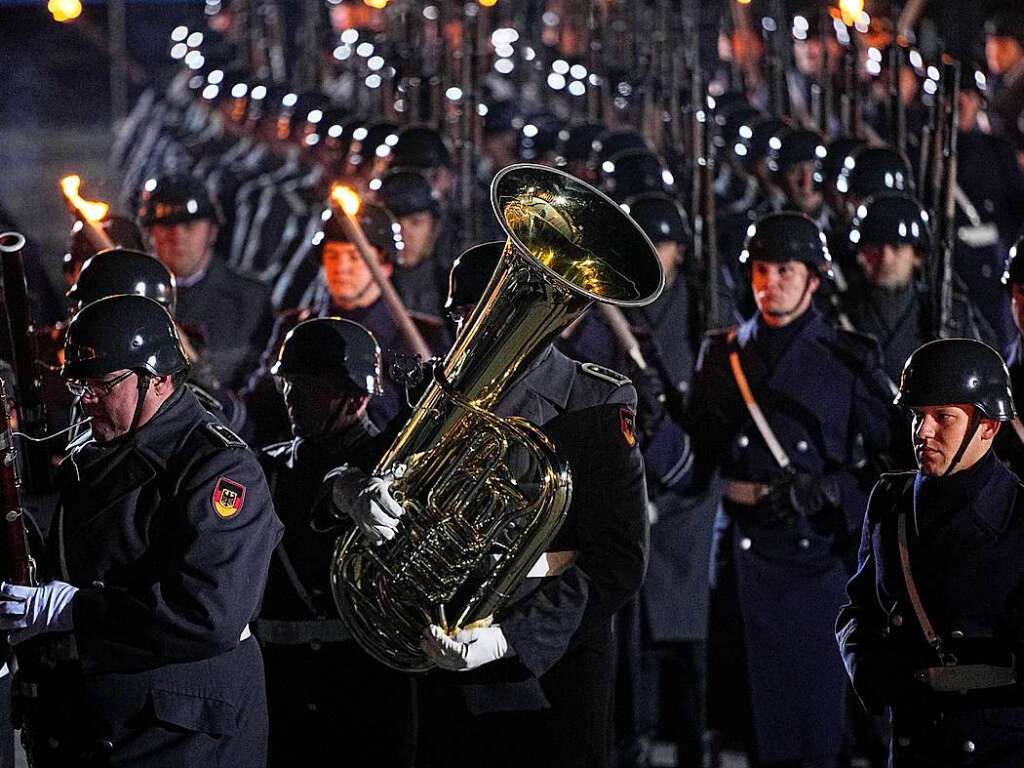 Das Musikkorps der Bundeswehr spielte fr Angela Merkel das Kirchenlied „Groer Gott, wir loben Dich“, den Chanson „Fr mich soll’s rote Rosen regnen“ von Hildegard Knef sowie Nina Hagens Schlager „Du hast den Farbfilm vergessen“.