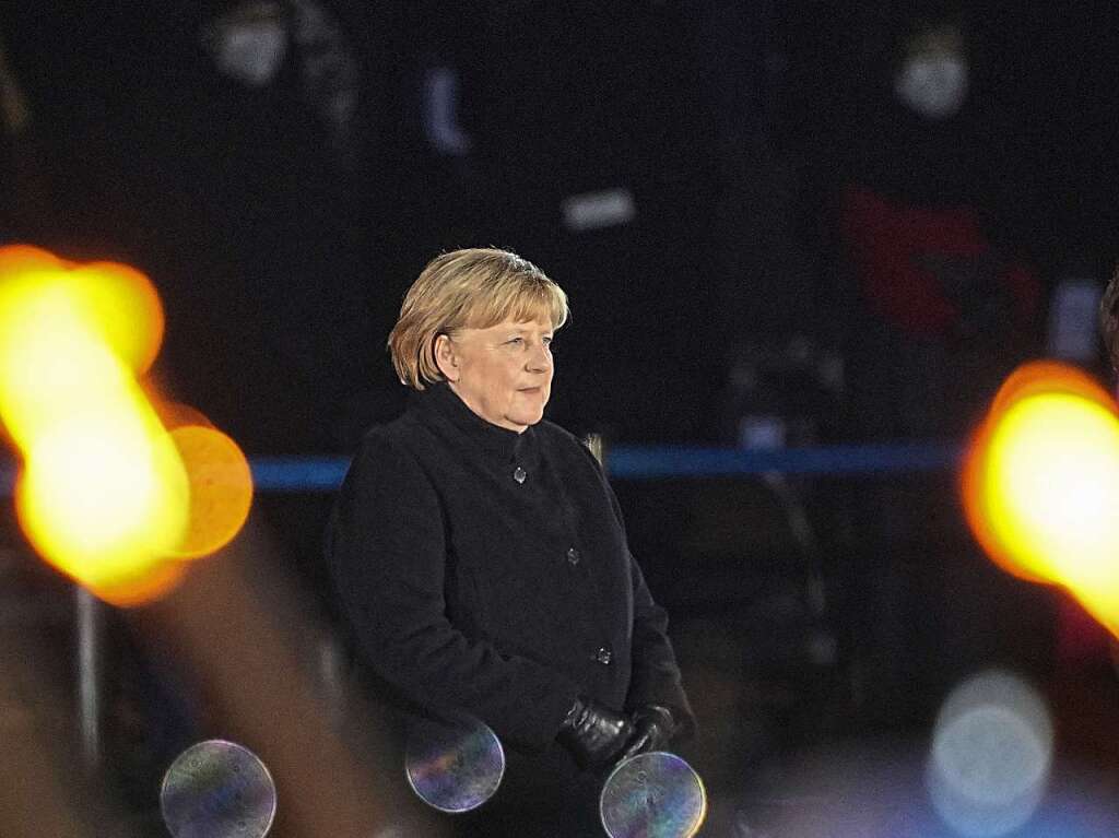 Bundeskanzlerin Angela Merkel (CDU) steht bei ihrer Verabschiedung durch die Bundeswehr auf dem Podium.