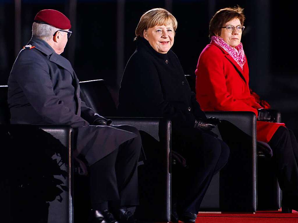 Bundeskanzlerin Angela Merkel (M) verfolgt neben Verteidigungsministerin Annegret Kramp-Karrenbauer (r, beide CDU) und dem Generalinspekteur der Bundeswehr, General Eberhard Zorn, ihre Verabschiedung durch die Bundeswehr.