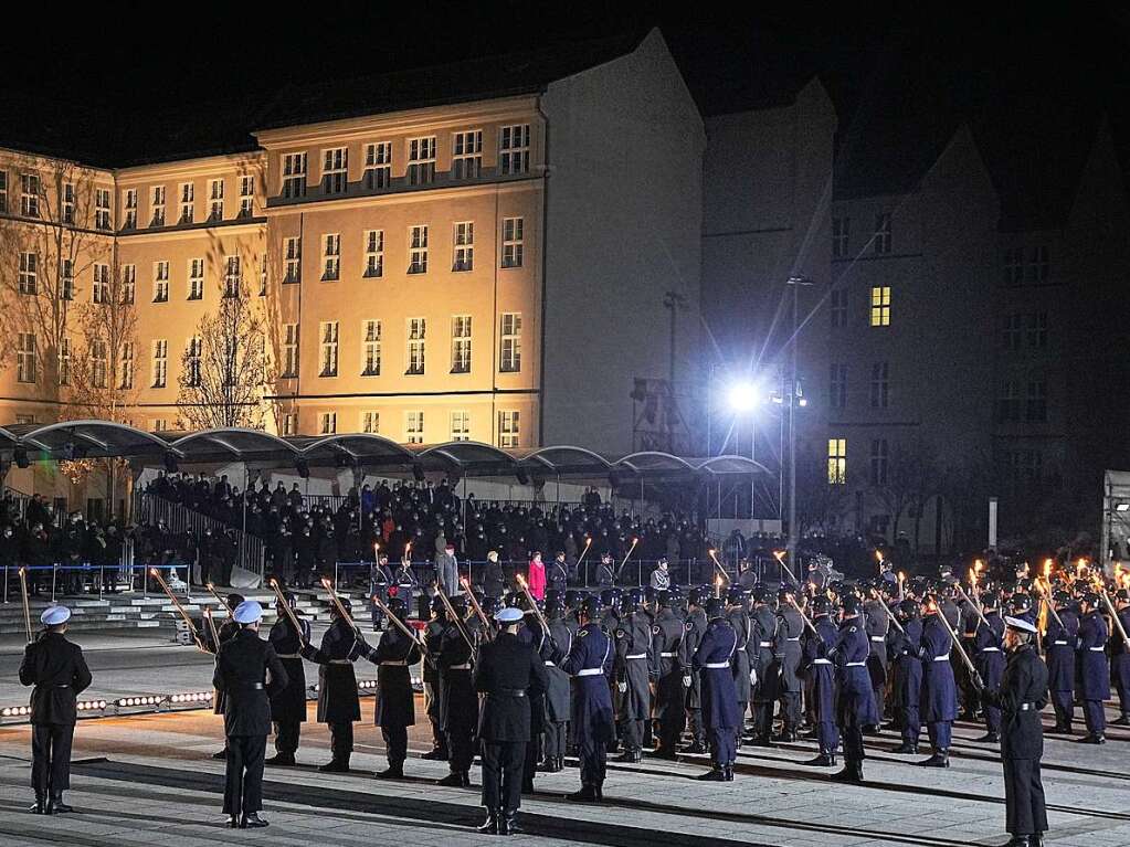 Mit einem Groen Zapfenstreich wird Kanzlerin Merkel gegen Ende ihrer Regierungszeit nach 16 Jahren im Bendlerblock verabschiedet.