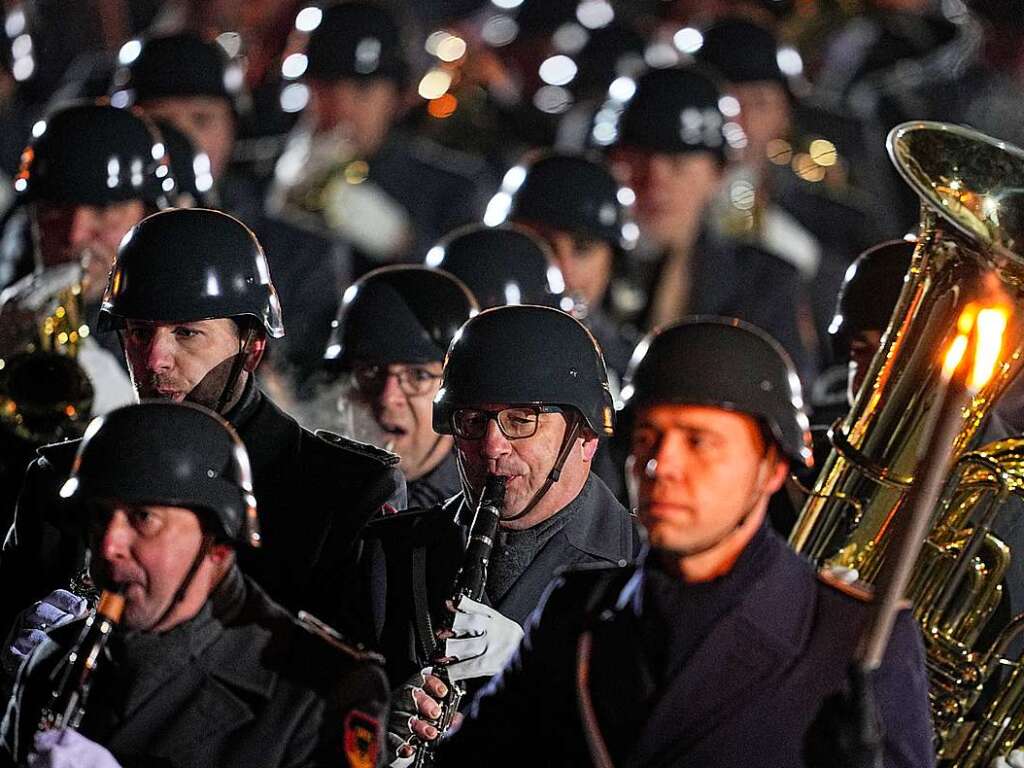 Das Musikkorps der Bundeswehr marschiert nach dem Zapfenstreich aus.