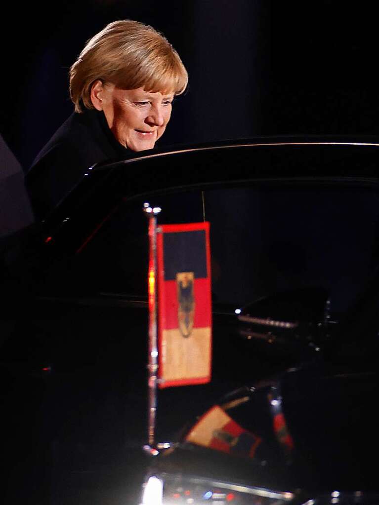 Bundeskanzlerin Angela Merkel (CDU) steigt ins Auto nach dem Groen Zapfenstreich durch die Bundeswehr im Verteidigungsministerium.