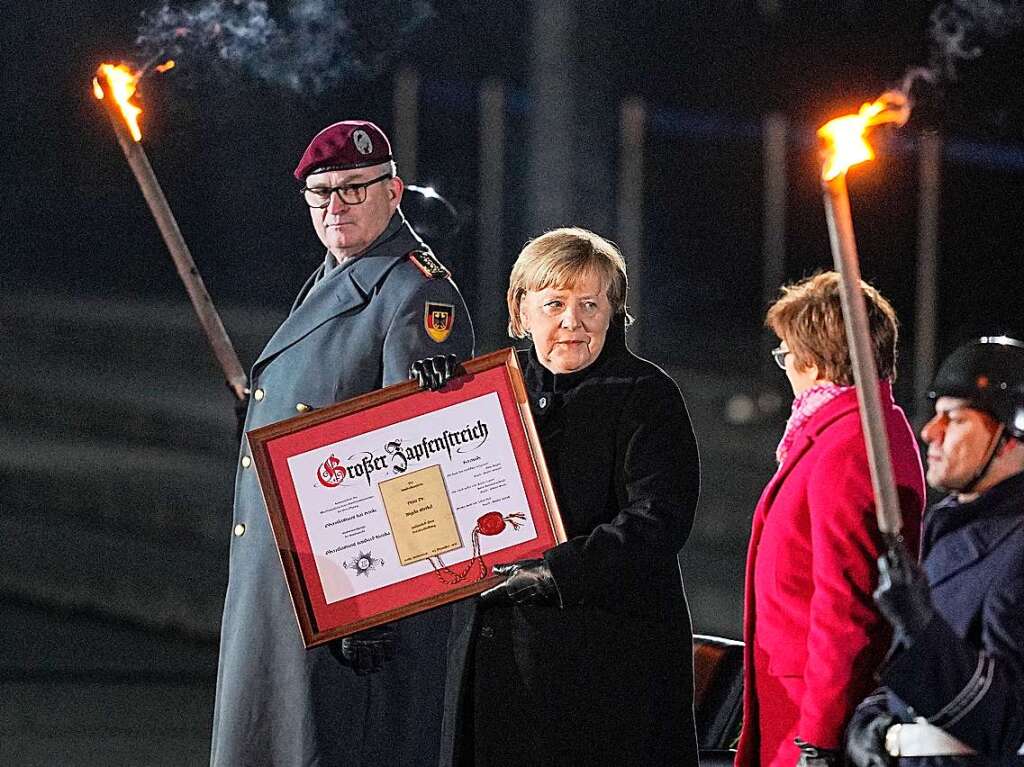 Bundeskanzlerin Angela Merkel zeigt ihre Urkunde.