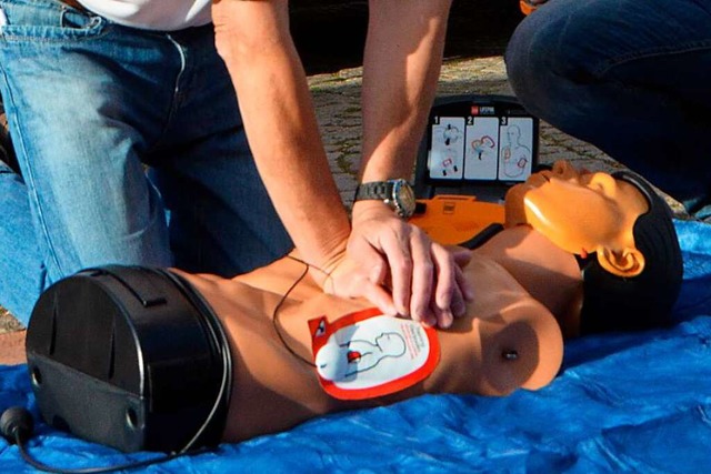 Demonstration einer Herzmassage mit Hi...nsaktion des DRK 2015 in Emmendingen.   | Foto: Gerhard Walser