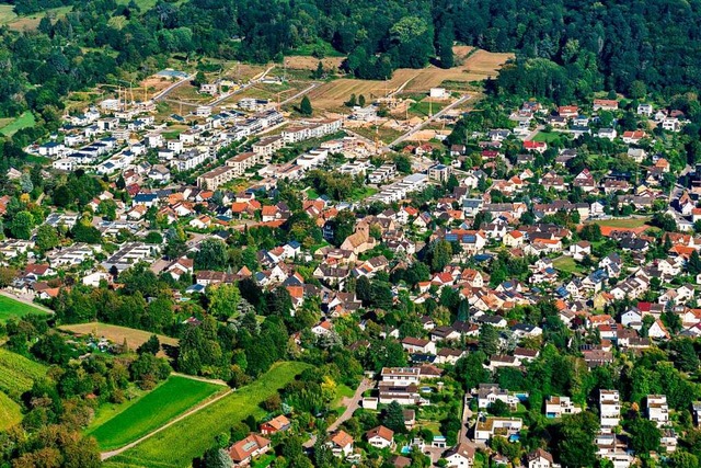 Ein Blick auf Burgheim: Am oberen Bild...eue Baugebiet Hosenmatten II zu sehen.  | Foto: Martin Bildstein