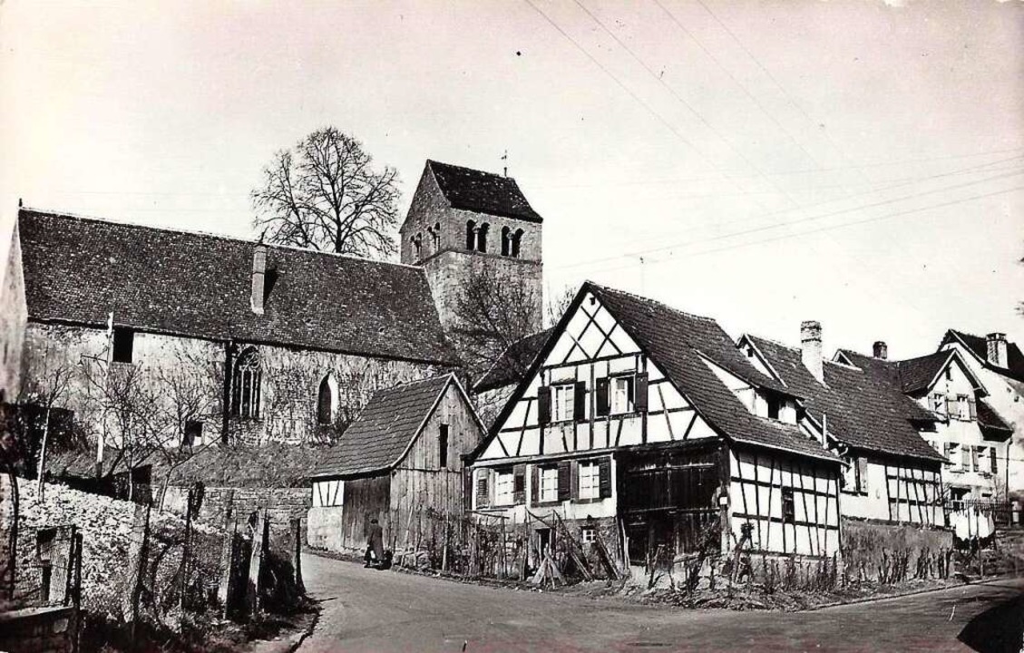 Mitten im alten Ortskern liegt die Burgheimer Kirche auch heute noch.  | Foto: Repro