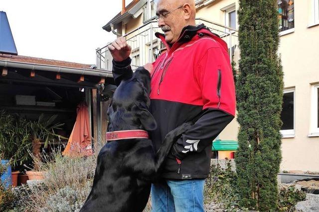 Der ehemalige Kenzinger Feuerwehrkommandant Karl Weiß ist auf den Hund gekommen